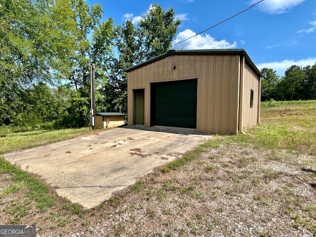 289 Hunting Club Road Southwest Crawfordville, GA 30631 - Photo 4 of 23 a backyard of a house