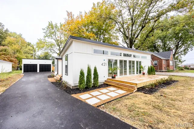 $339,500 | 421 West Highway 50, O'Fallon, IL 62269