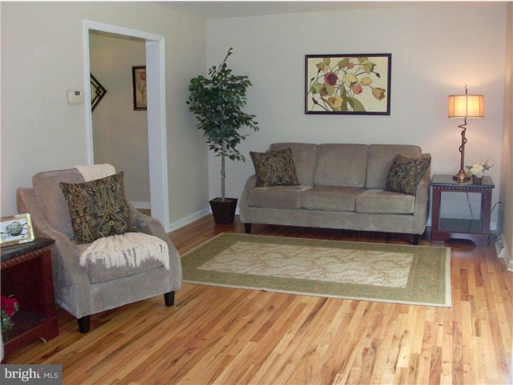 110 Dewalt Road Newark, DE 19711 - Photo 2 of 16 Living Room