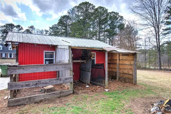 a view of a house with a backyard
