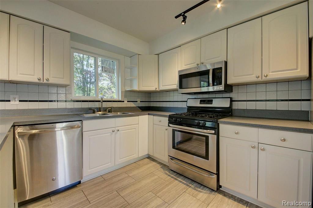 6161 Gordon Road Waterford, MI 48327 - Photo 12 of 53