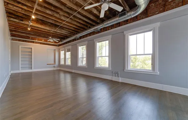 $2,150 | 703 West Magnolia Avenue, Unit 201, Fort Worth, TX 76104