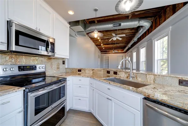 $2,150 | 703 West Magnolia Avenue, Unit 201, Fort Worth, TX 76104