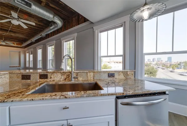 $2,150 | 703 West Magnolia Avenue, Unit 201, Fort Worth, TX 76104