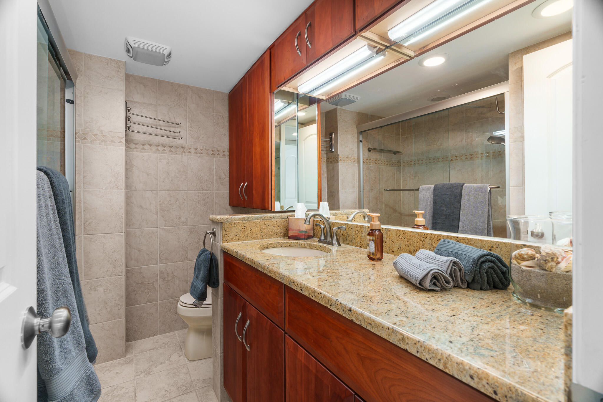 950 Ponce De Leon Road, Unit 403 Boca Raton, FL 33432 - Photo 24 of 30 Guest Bath