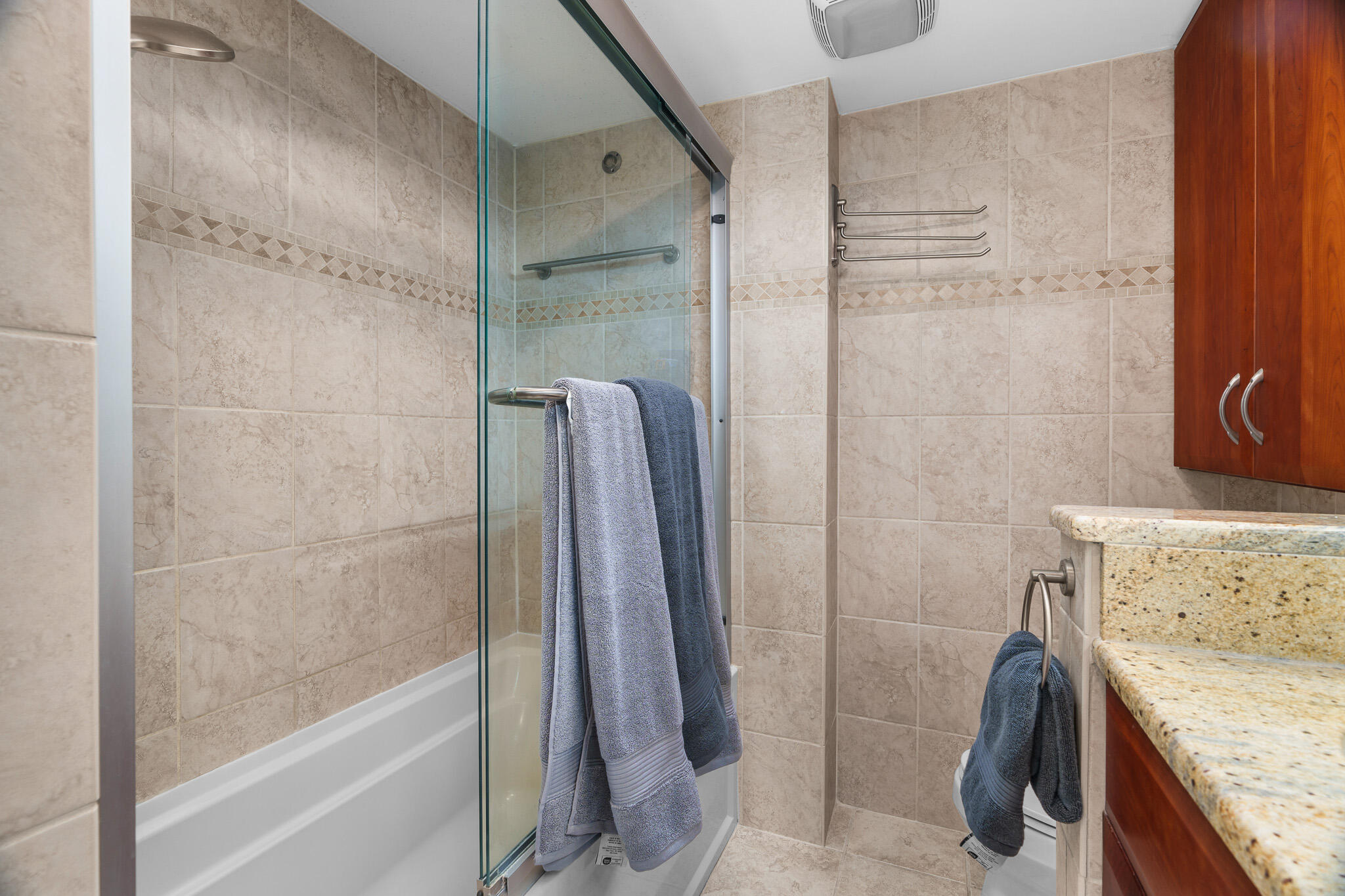 950 Ponce De Leon Road, Unit 403 Boca Raton, FL 33432 - Photo 25 of 30 Guest Bath