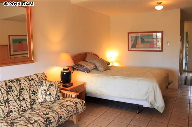 715 South Kihei Road, Unit 226 Kihei, HI 96753 - Photo 2 of 26 a bedroom with a bed and lamp