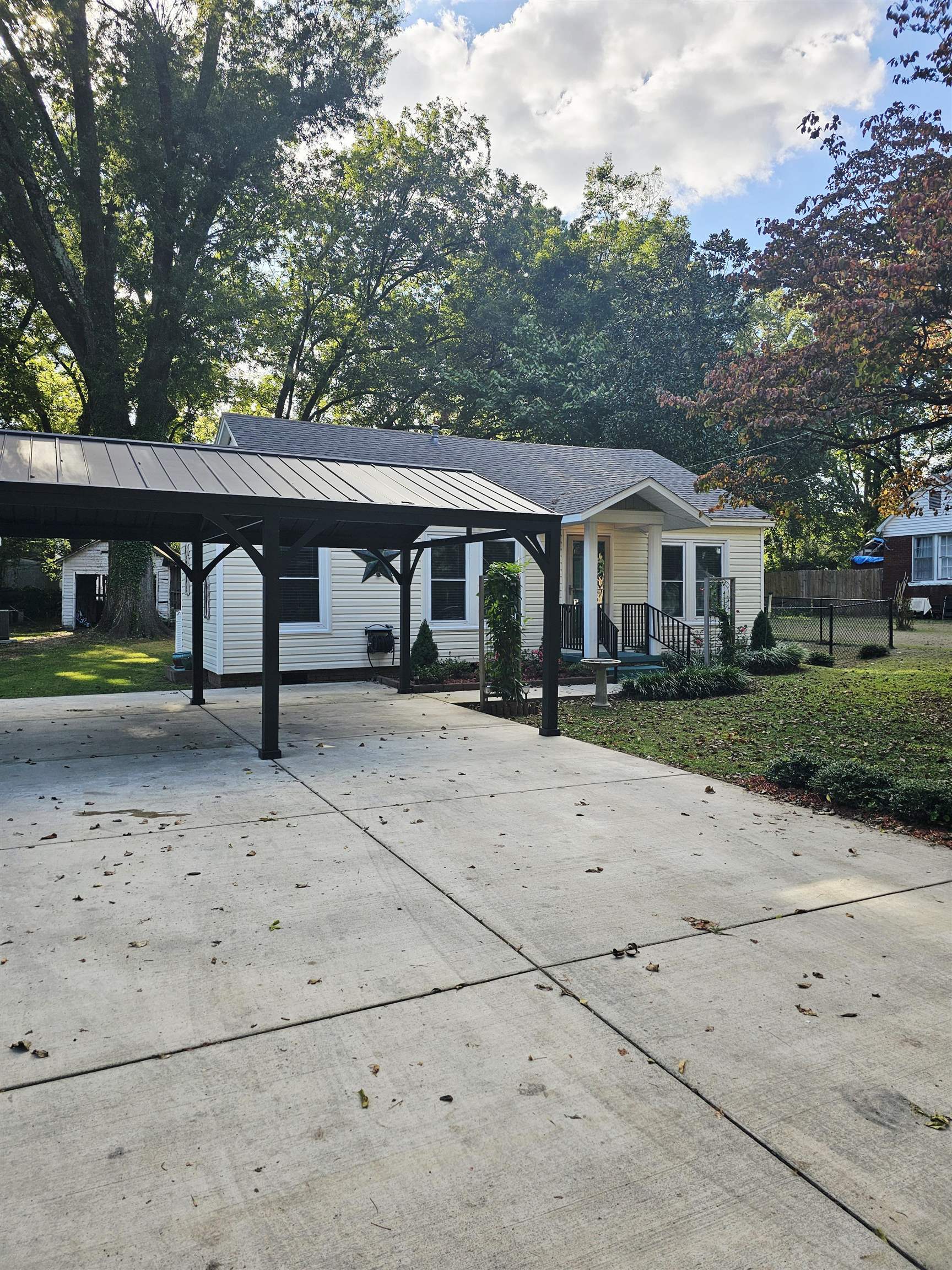 715 South Maple Street Covington, TN 38019 - Photo 2 of 33 a front view of a house with garden