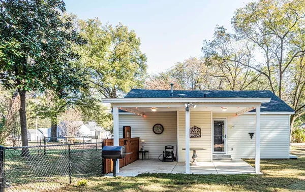 a view of a house with backyard