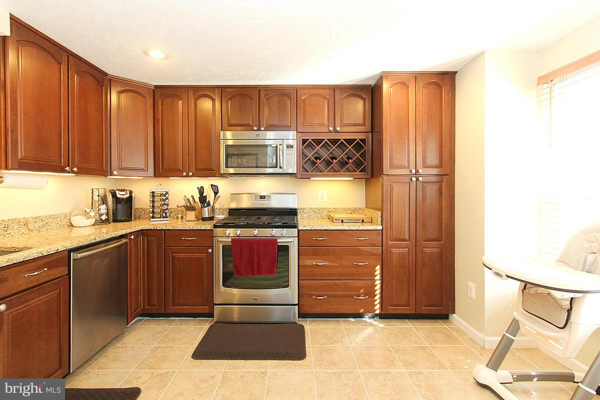 1557 Autumn Ridge Circle Reston, VA 20194 - Photo 3 of 30 Kitchen