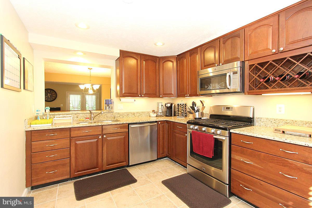 1557 Autumn Ridge Circle Reston, VA 20194 - Photo 4 of 30 Kitchen