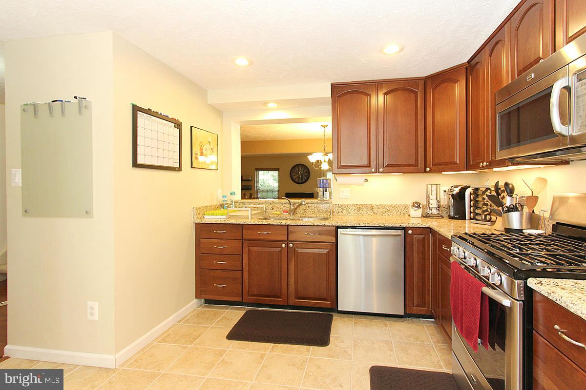 1557 Autumn Ridge Circle Reston, VA 20194 - Photo 5 of 30 Kitchen