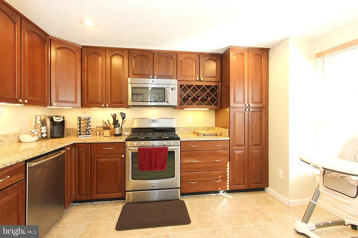 1557 Autumn Ridge Circle Reston, VA 20194 - Photo 8 of 30 Kitchen