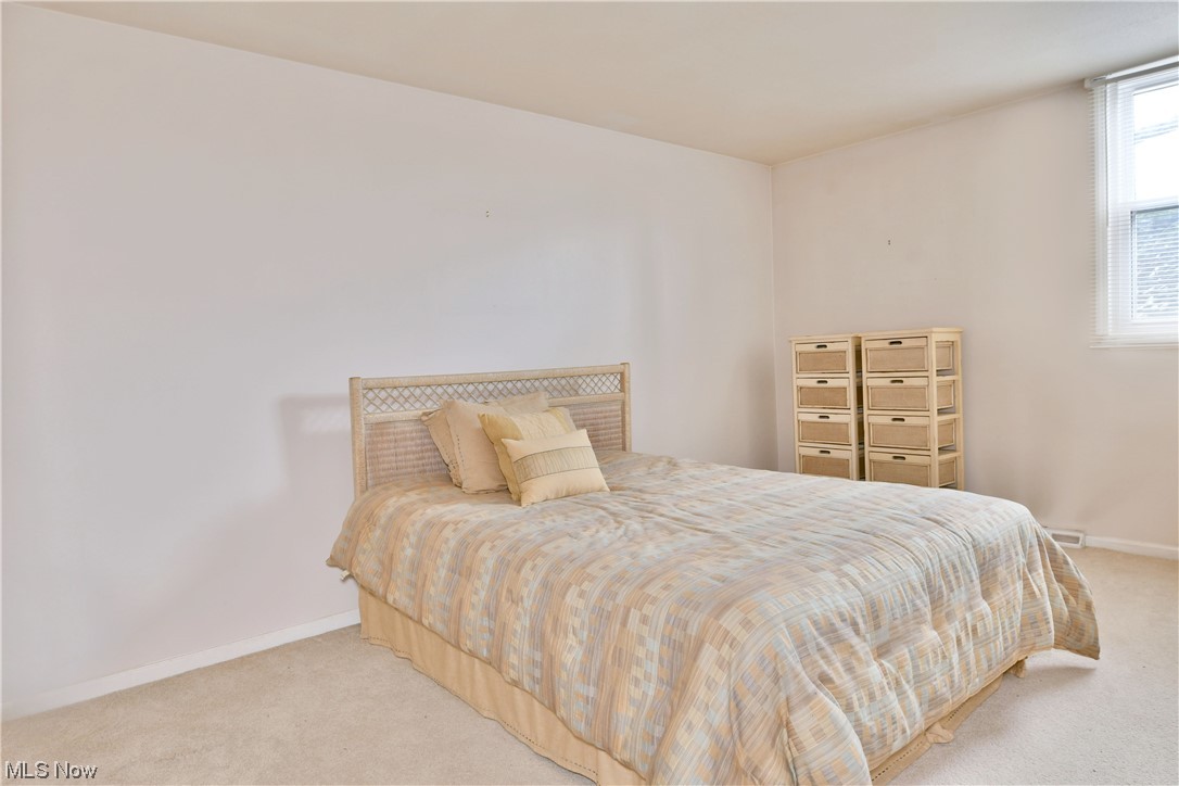 2980 North River Road Northeast, Unit E3 Warren, OH 44483 - Photo 23 of 27 Bedroom featuring light colored carpet