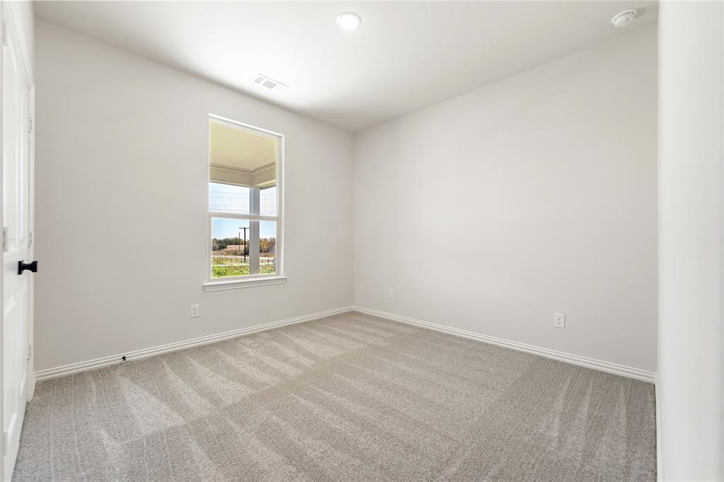30 Roosevelt Ln Valley View Valley View, TX 76272 - Photo 13 of 35 an empty room with windows