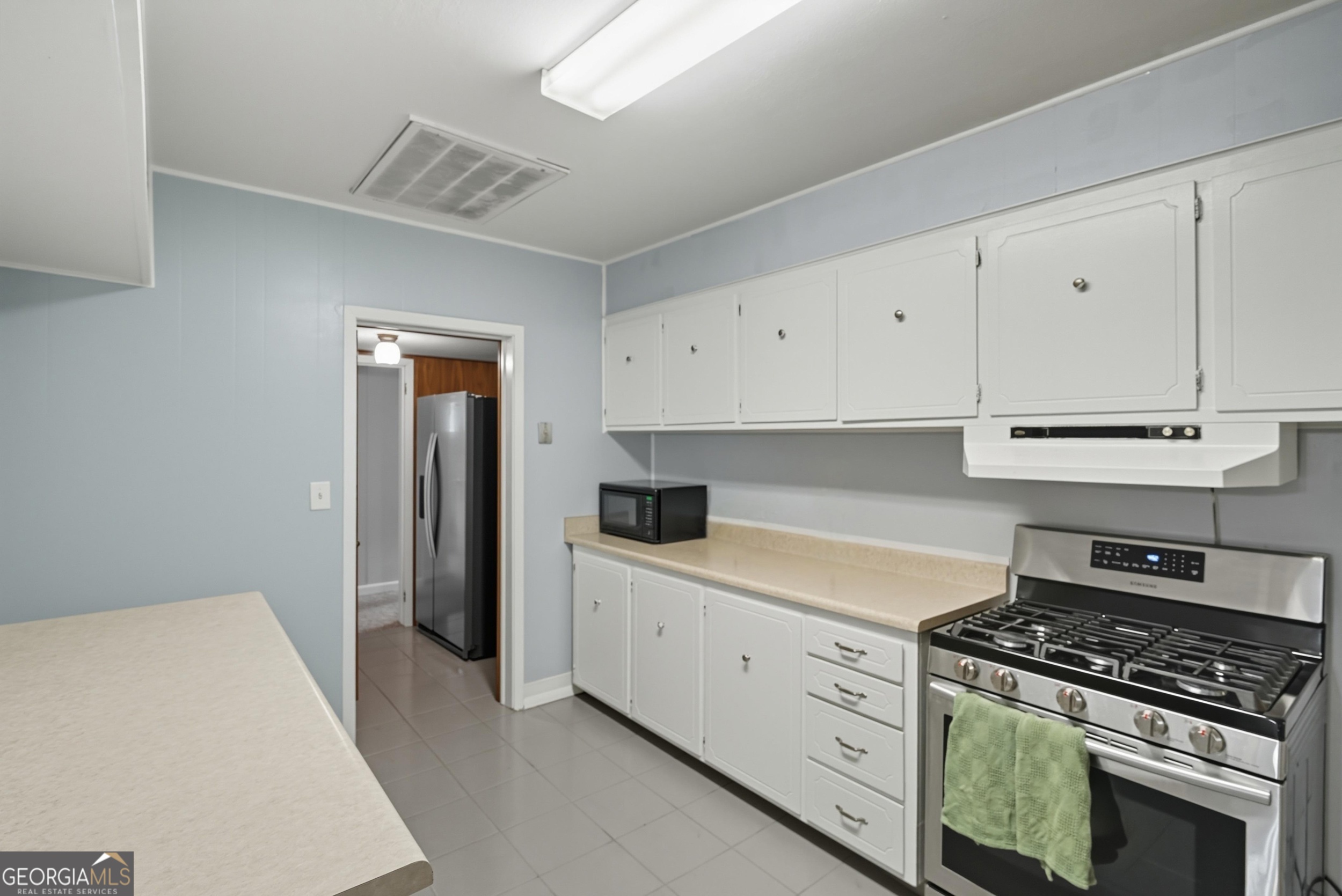 757 Old Screven Road Jesup, GA 31545 - Photo 12 of 38 a kitchen with white cabinets and appliances
