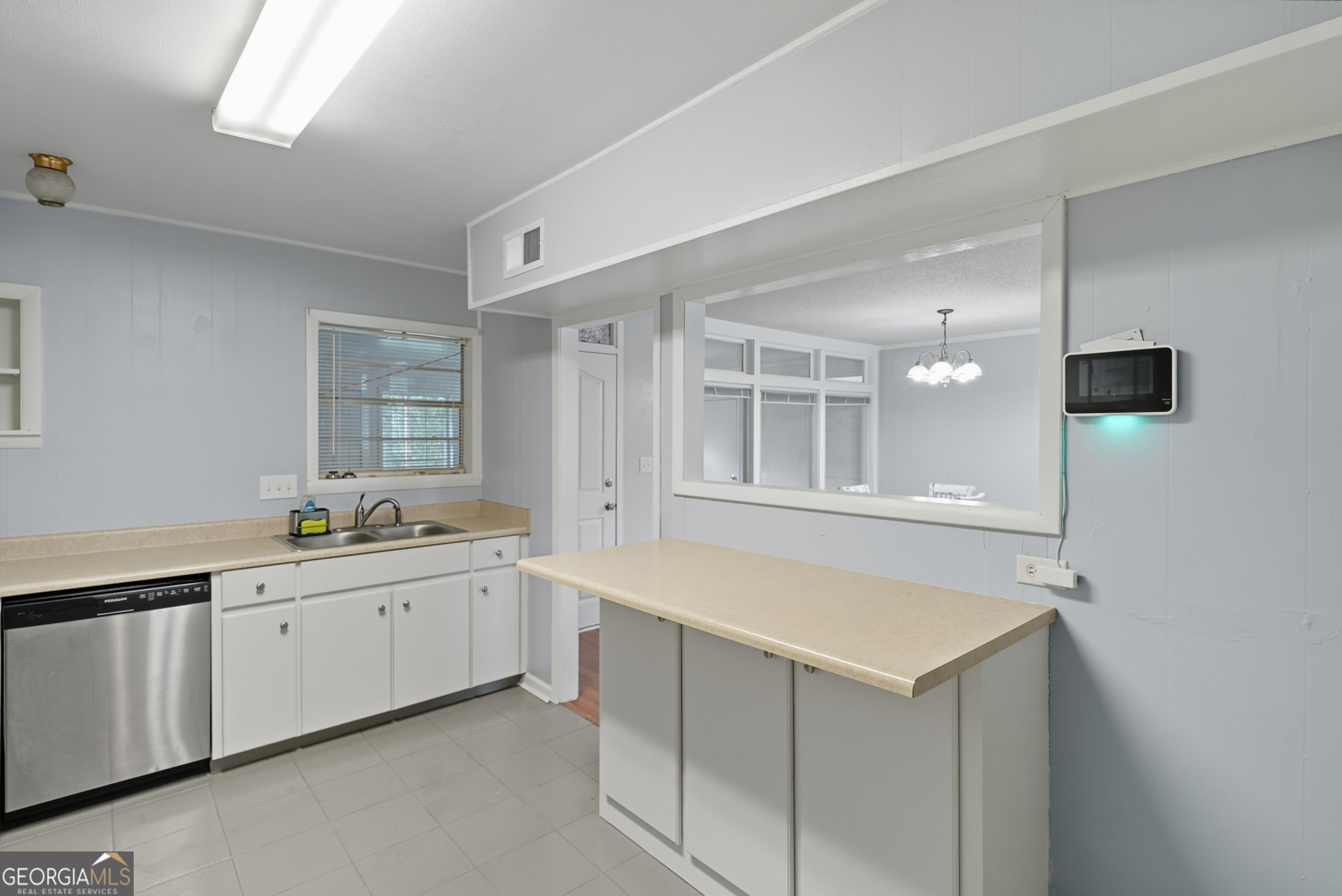 757 Old Screven Road Jesup, GA 31545 - Photo 13 of 38 a large white kitchen with a sink