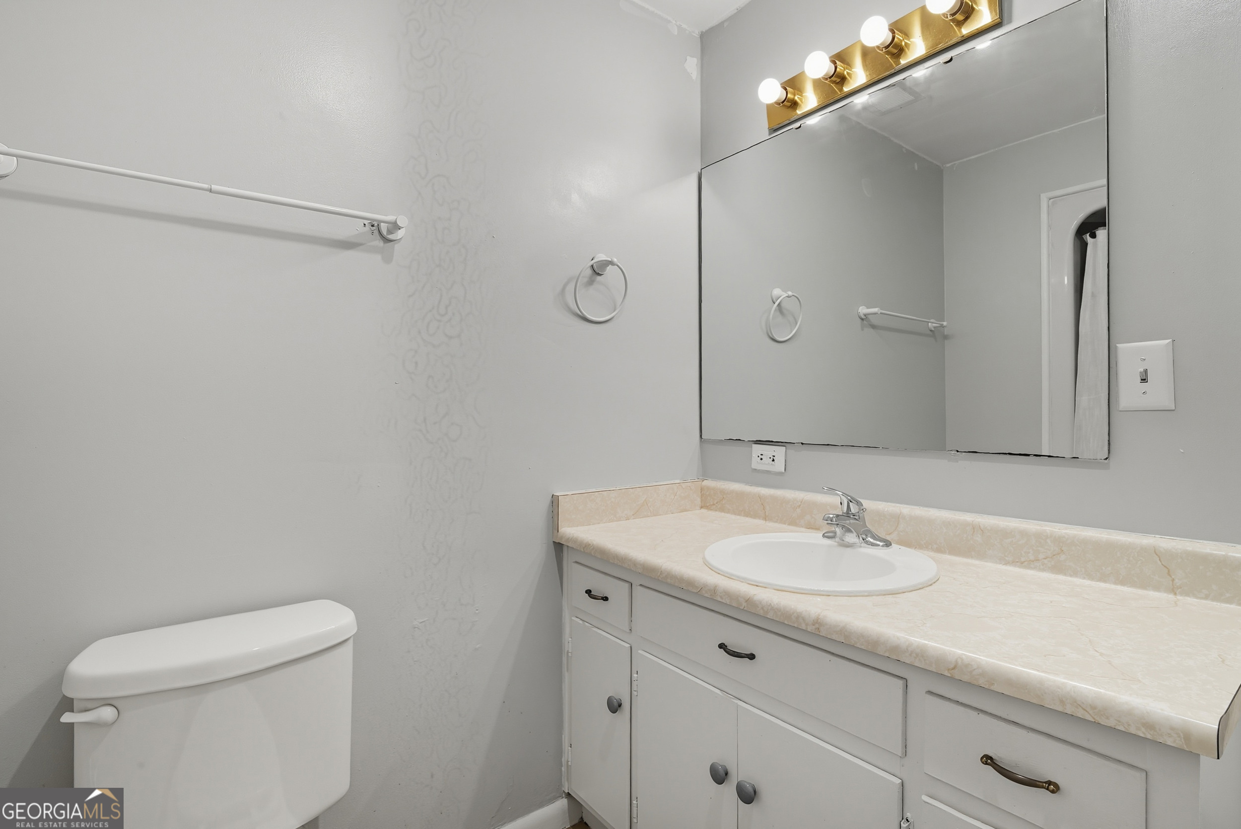 757 Old Screven Road Jesup, GA 31545 - Photo 20 of 38 a bathroom with a sink toilet and shower