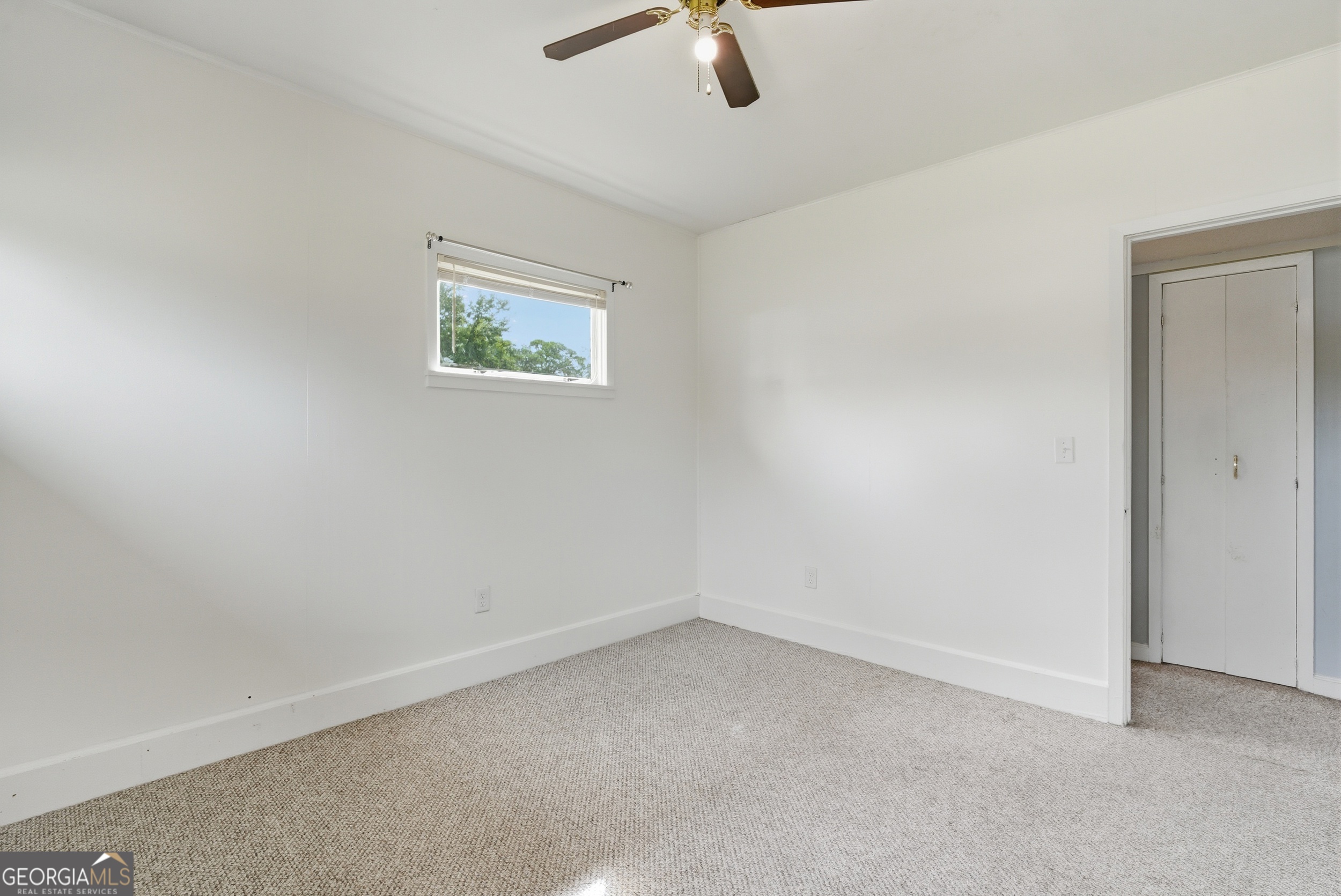 757 Old Screven Road Jesup, GA 31545 - Photo 27 of 38 an empty room with a window