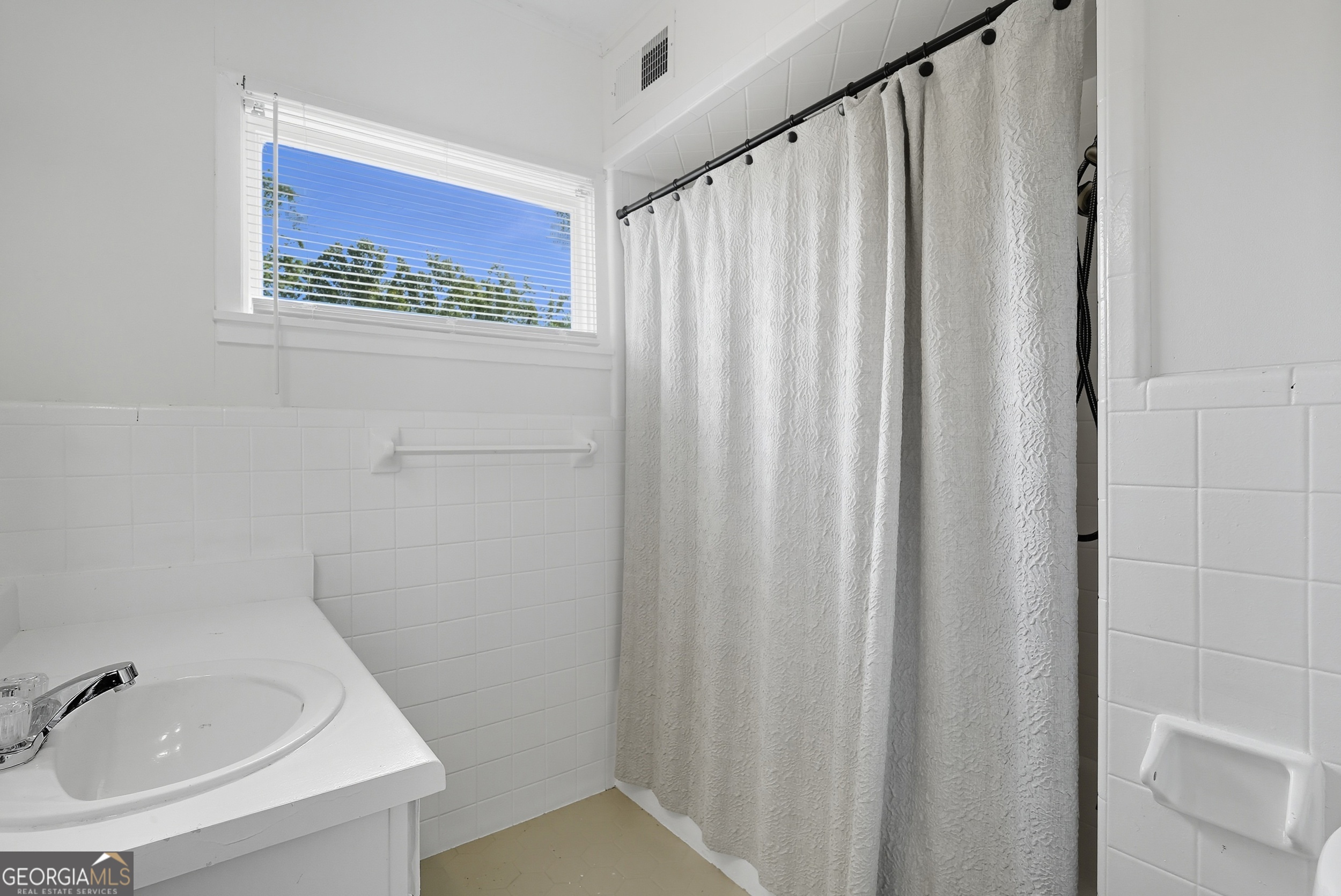 757 Old Screven Road Jesup, GA 31545 - Photo 28 of 38 a bathroom with a sink and a tub