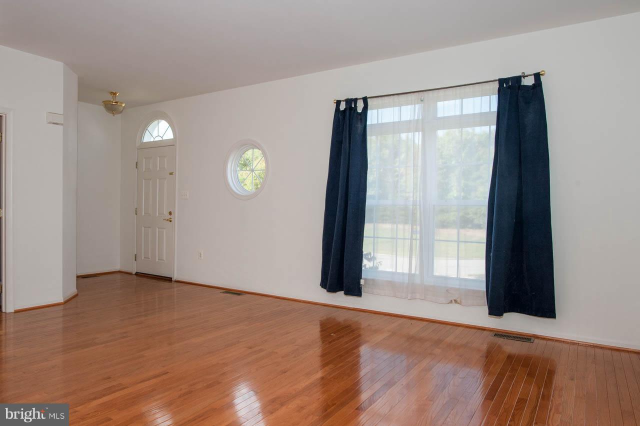 7261 Castlefield Way Springfield, VA 22150 - Photo 2 of 17 Living Room