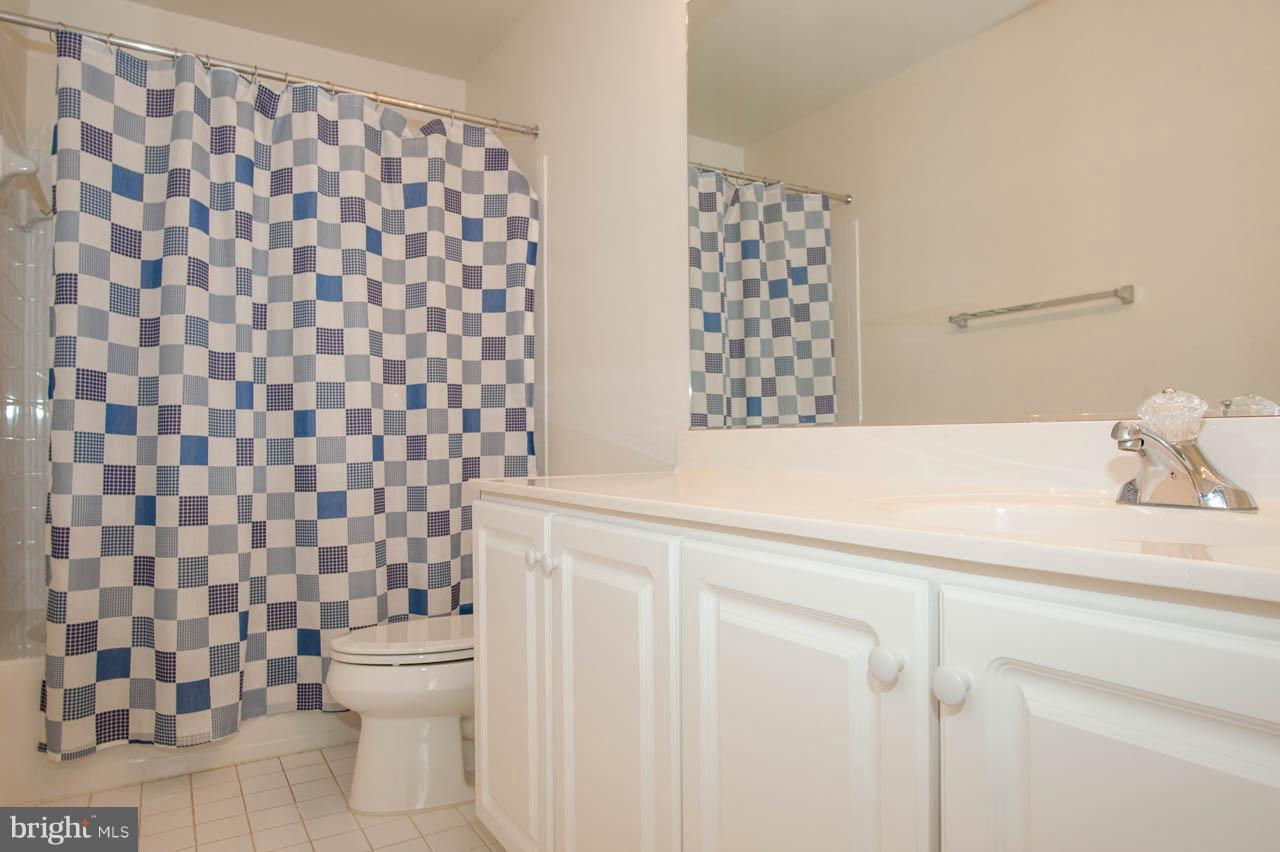 7261 Castlefield Way Springfield, VA 22150 - Photo 13 of 17 Upper Hall Bath