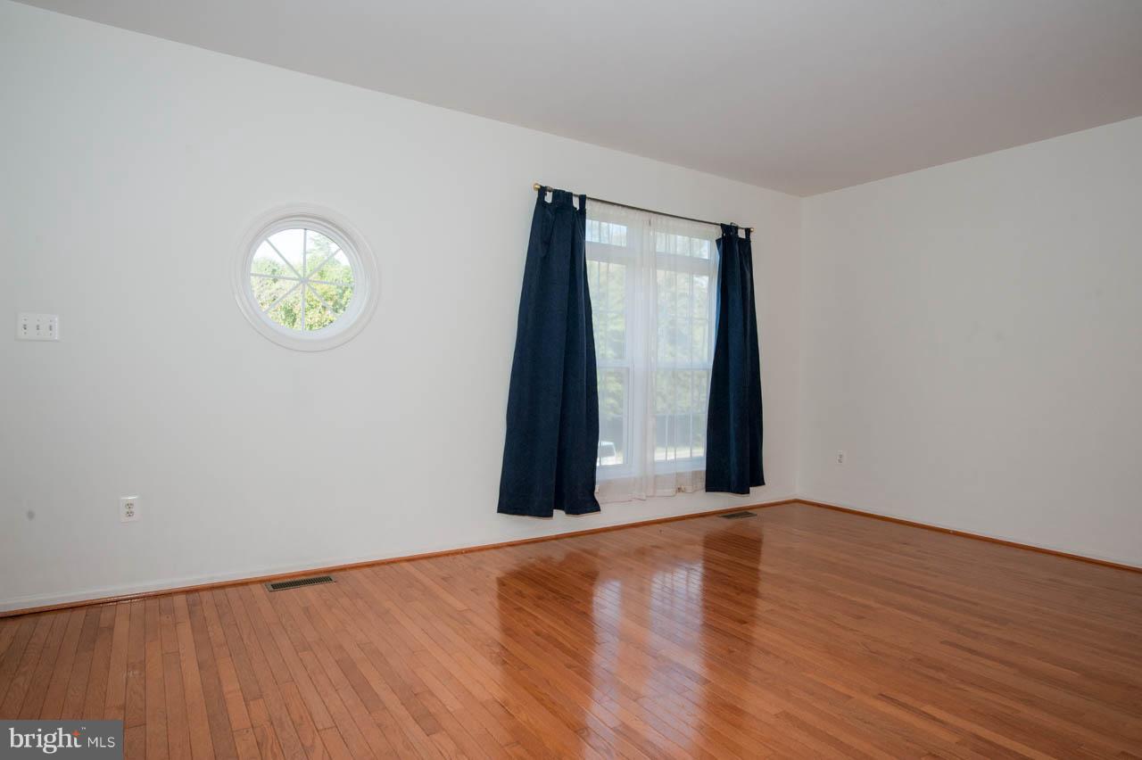 7261 Castlefield Way Springfield, VA 22150 - Photo 3 of 17 Living Room