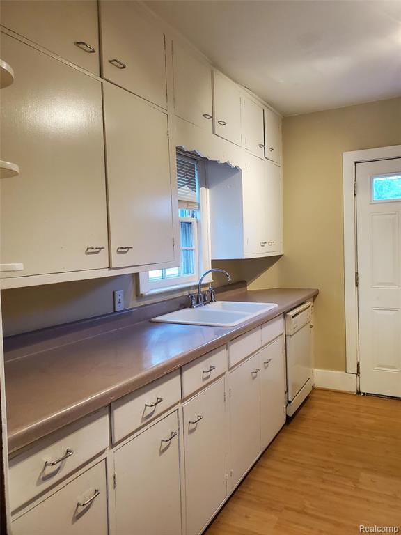 358 West Iroquois Road Pontiac, MI 48341 - Photo 9 of 29