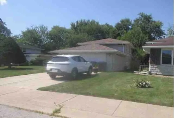 a view of a house with backyard