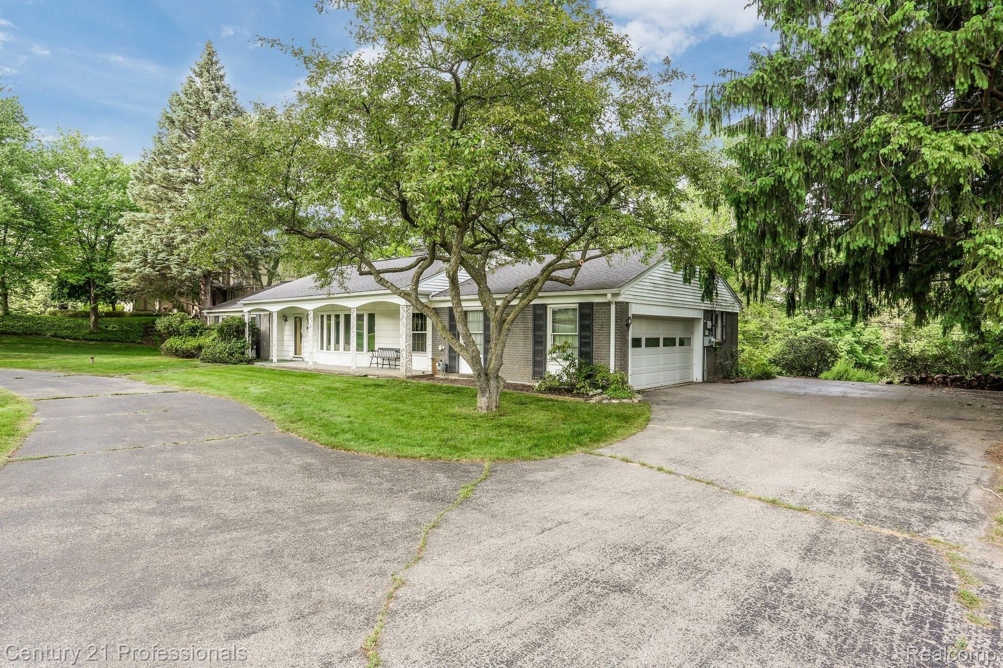 6475 Apple Orchard Lane Rochester, MI 48306 - Photo 20 of 25 Side view.jpg
