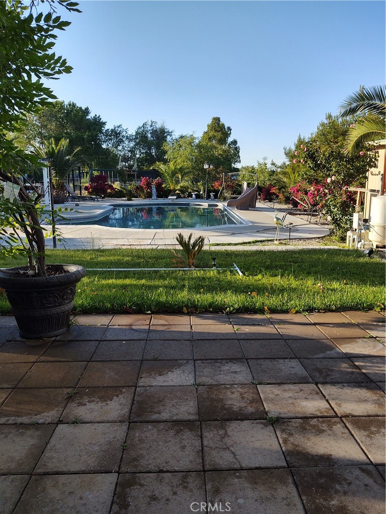 15274 Rodeo Street Hesperia, CA 92345 - Photo 13 of 43 a view of a garden