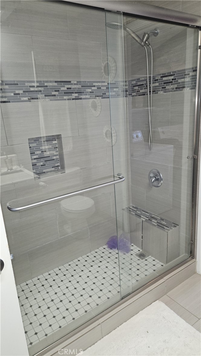 15274 Rodeo Street Hesperia, CA 92345 - Photo 41 of 43 a bathroom with a shower