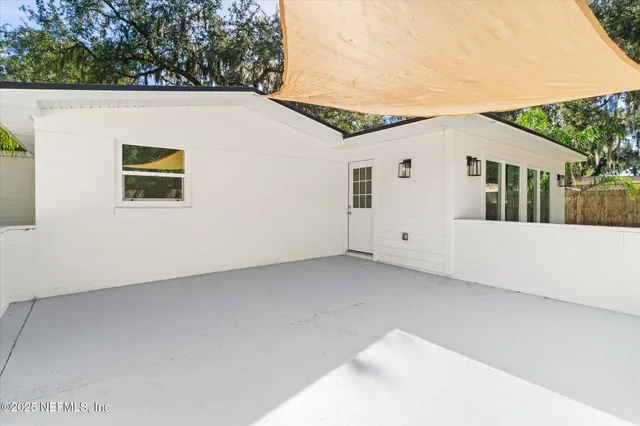 a view of a house with backyard
