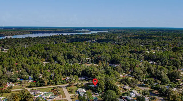 a view of a back yard