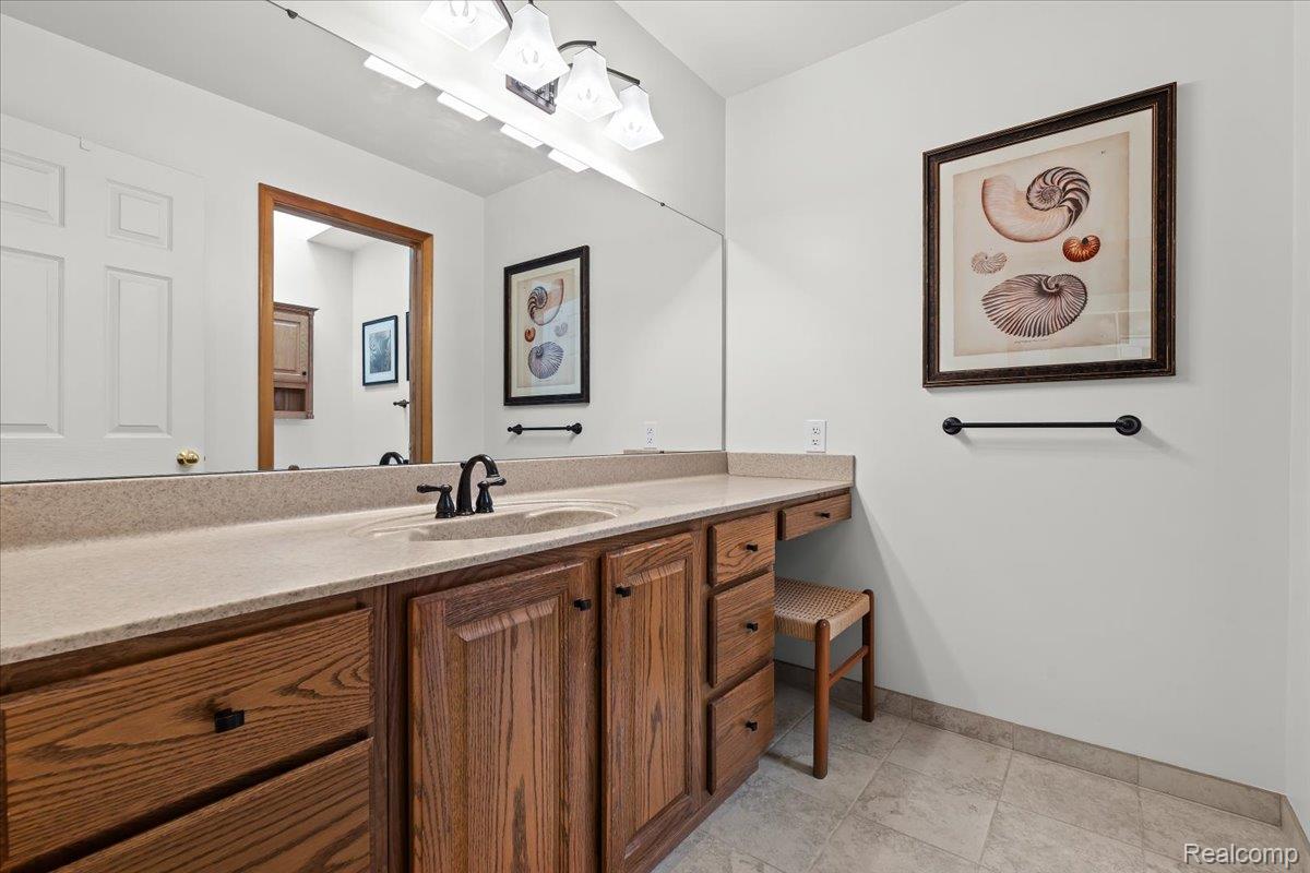 5375 Prentis Road Waterford, MI 48327 - Photo 18 of 52 master bath