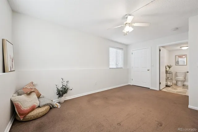 a view of livingroom with a ceiling fan