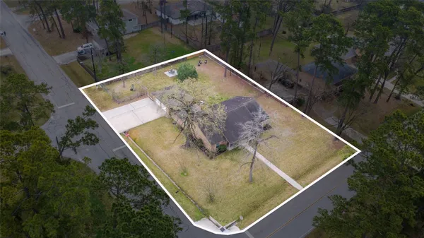 $330,000 | 203 Ridgewood Drive, Oak Ridge North, TX 77386