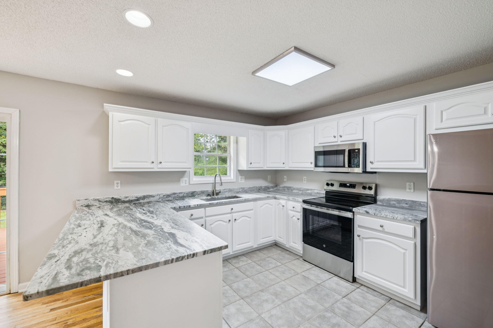 1016 Prince Way Dalton, GA 30721 - Photo 11 of 40 large-0199783d-01b0-7279-a983-8373842b10