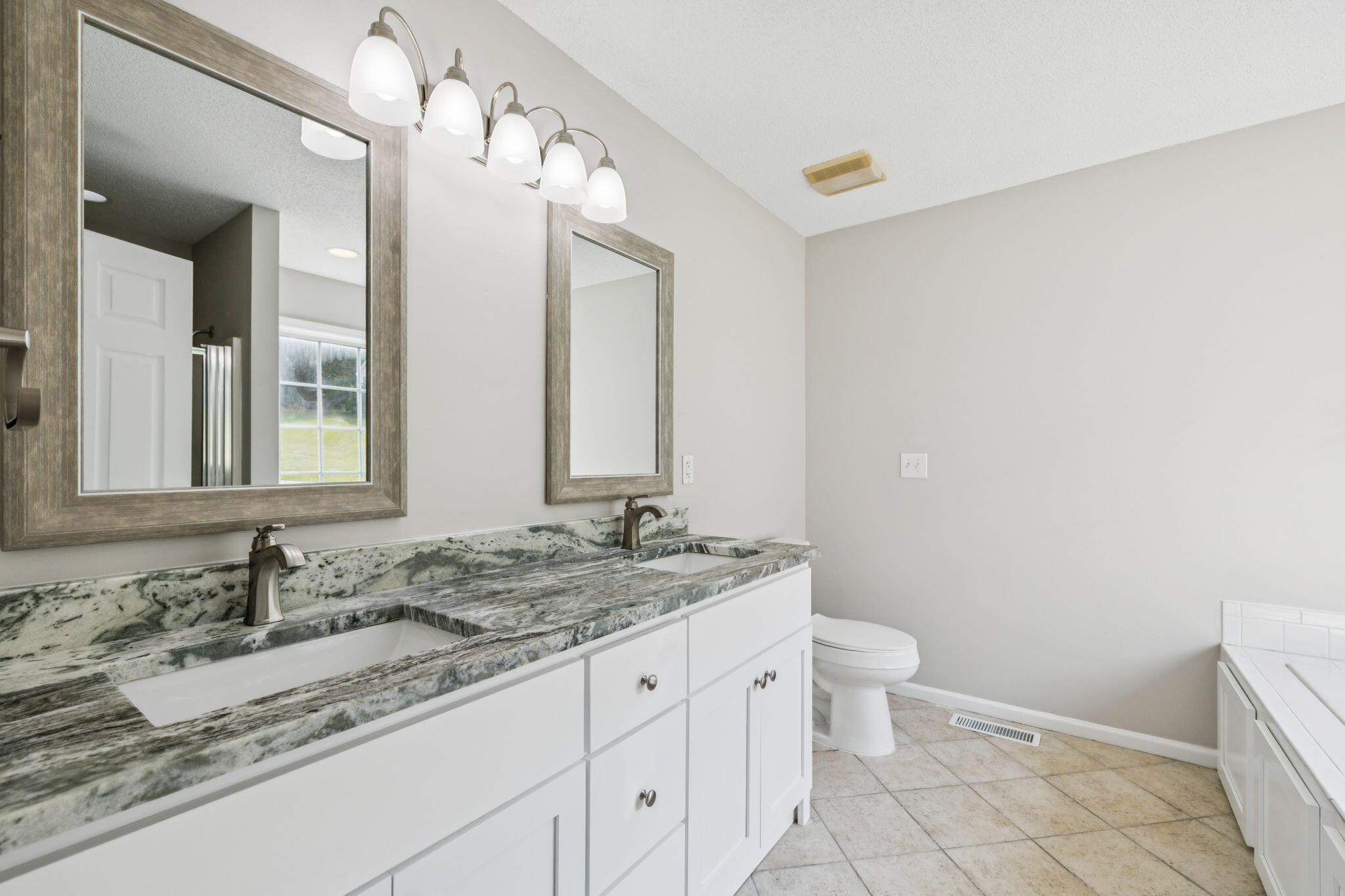 1016 Prince Way Dalton, GA 30721 - Photo 15 of 40 Primary bathroom