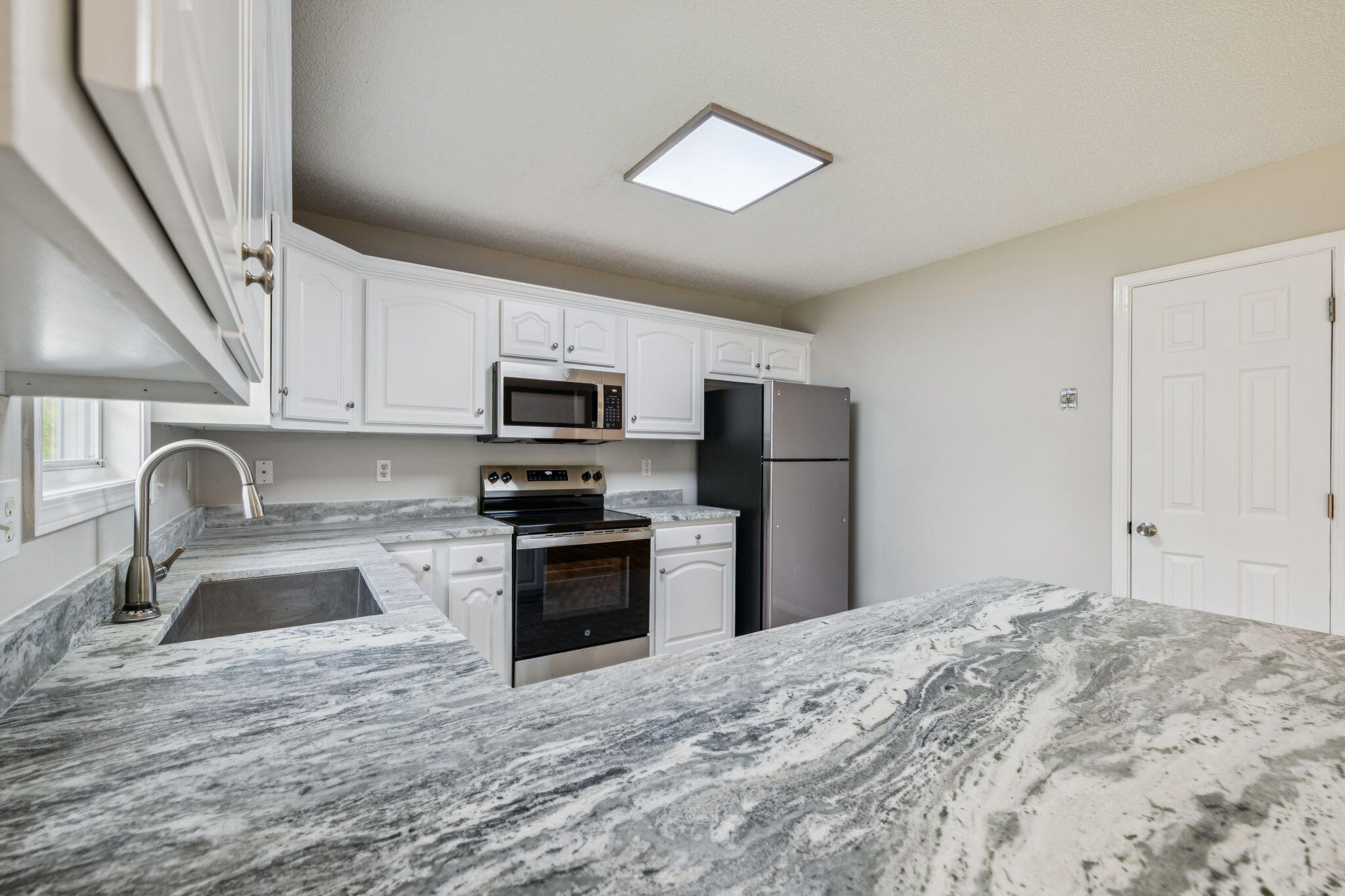 1016 Prince Way Dalton, GA 30721 - Photo 10 of 40 large-0199783d-016b-72e1-a268-782bc80d5f