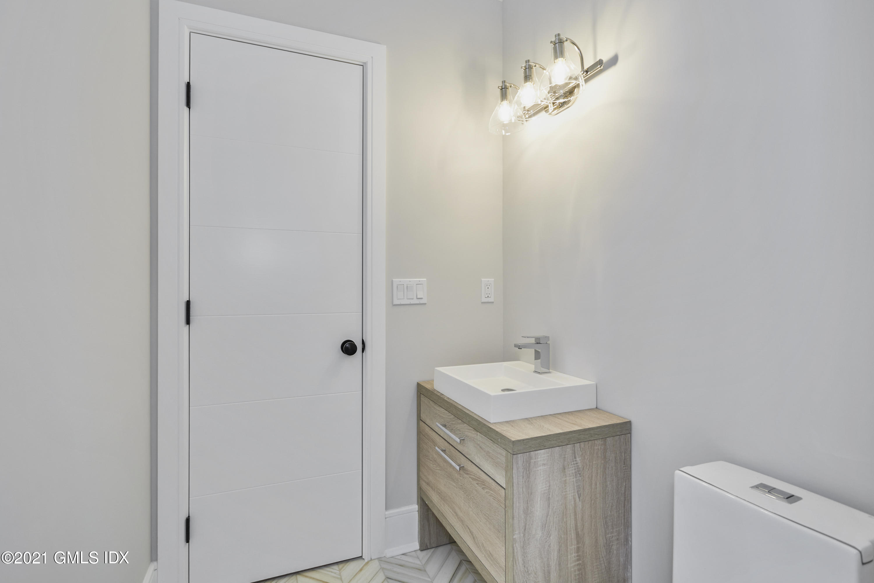 5 Chapel Lane Riverside, CT 06878 - Photo 31 of 46 a bathroom with a sink a vanity and a mirror