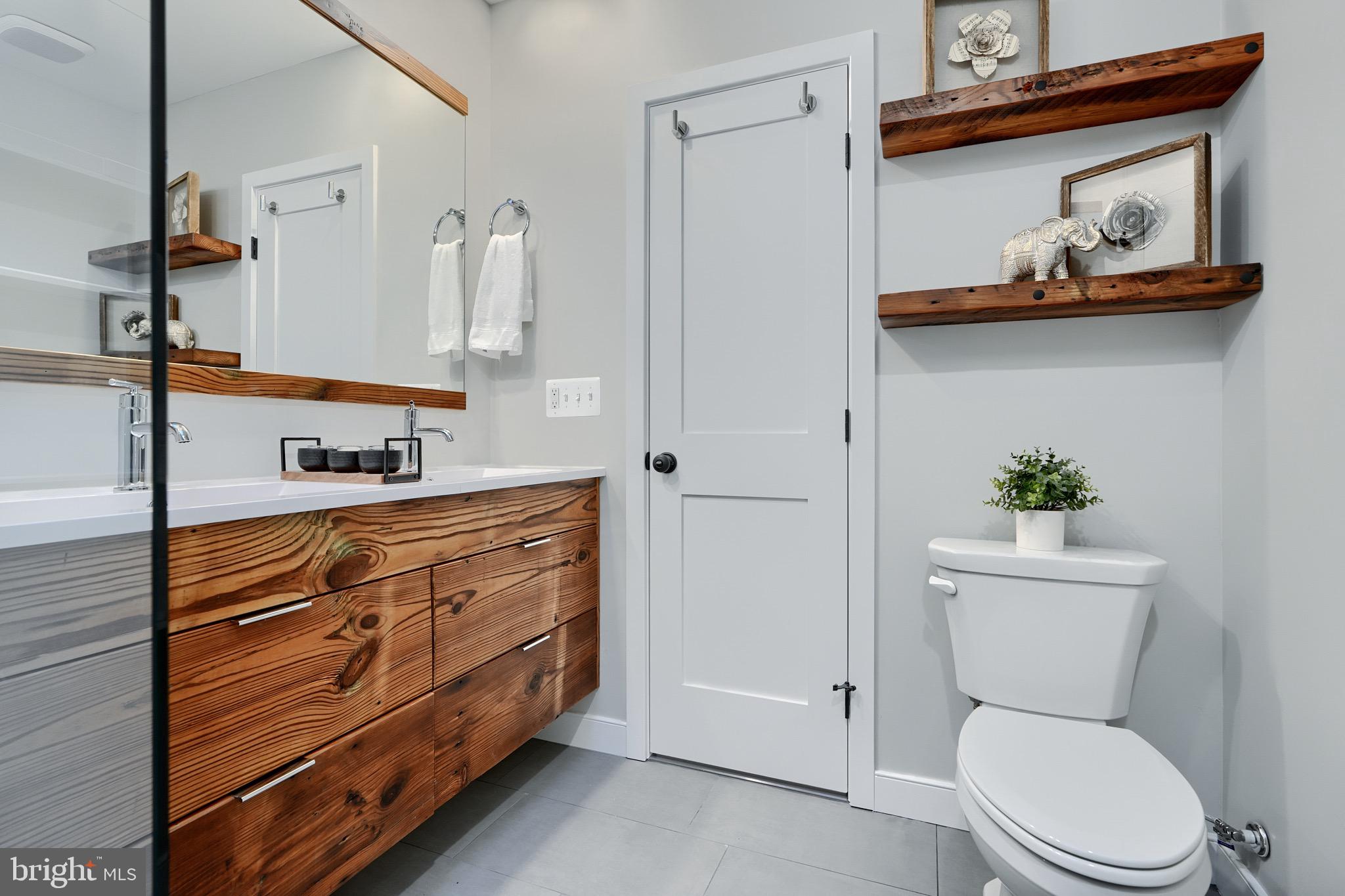 1435 Riverside Avenue Baltimore, MD 21230 - Photo 39 of 78 a bathroom with a toilet sink and mirror