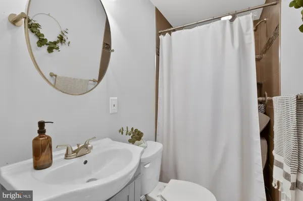 $2,800 | 2216 Almond Street, Philadelphia, PA 19125