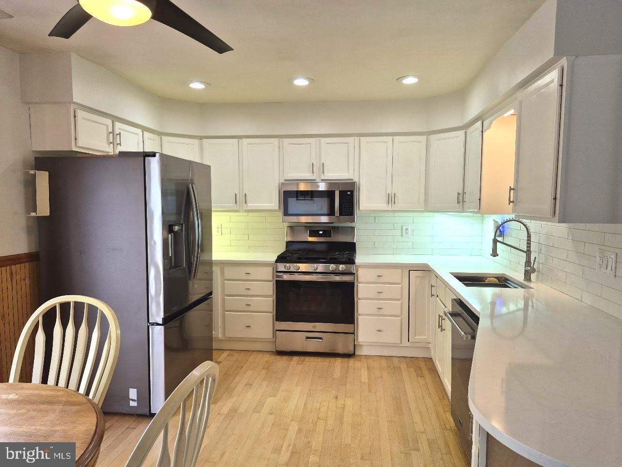809 Jaguar Road Lindenwold, NJ 08021 - Photo 13 of 24 a kitchen with granite countertop a refrigerator stove and sink