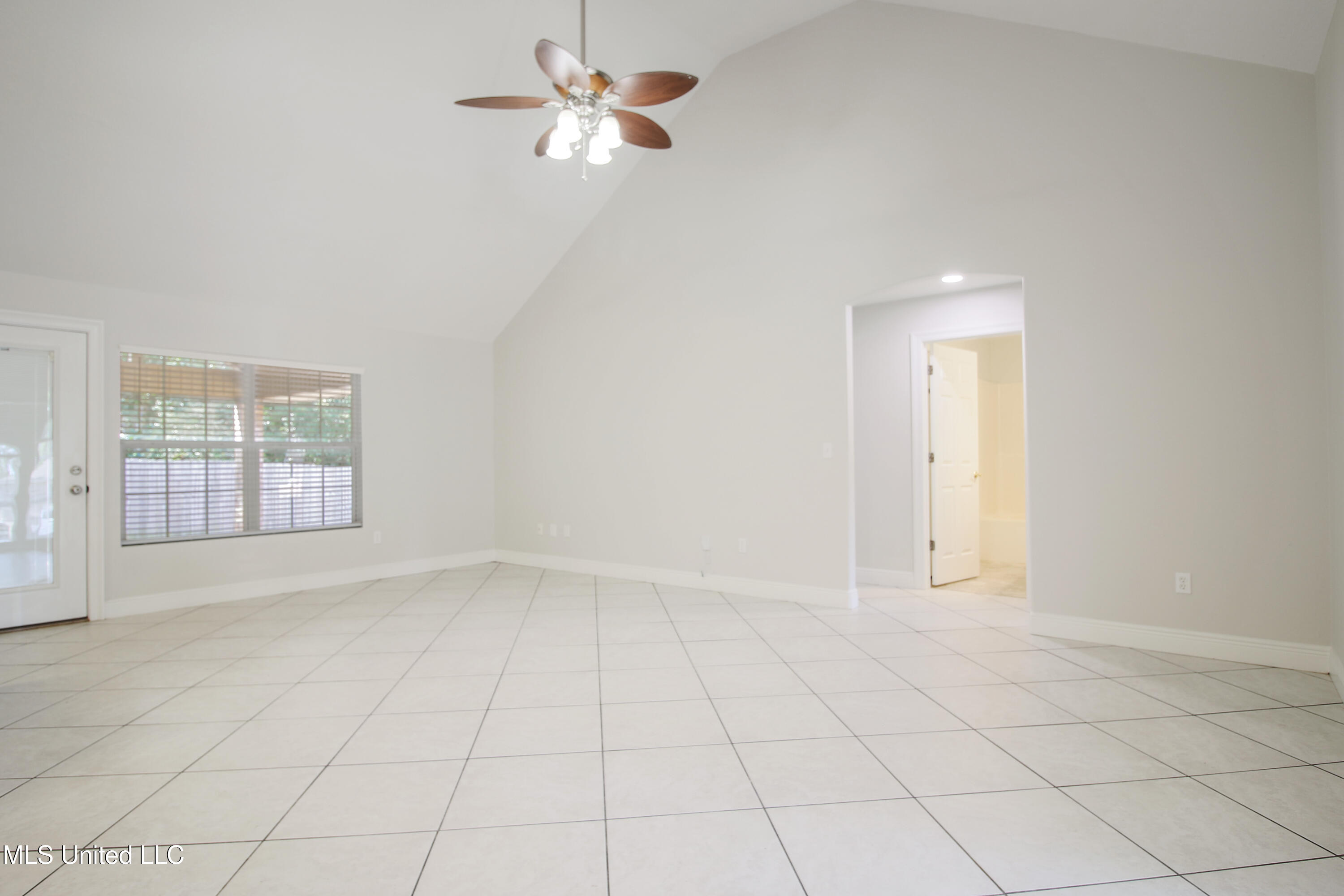 152 Sycamore Drive Pass Christian, MS 39571 - Photo 4 of 21 IMG_7285