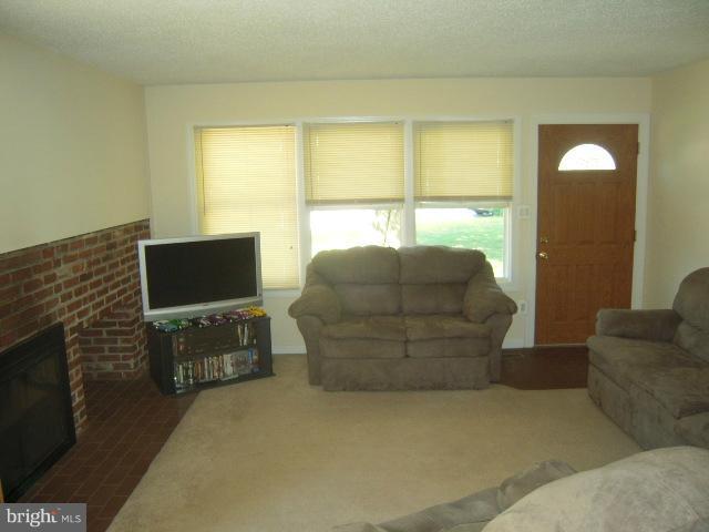 13725 Joyce Road Woodbridge, VA 22191 - Photo 2 of 24 Living Room