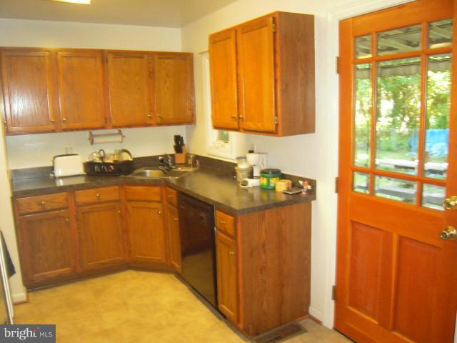 13725 Joyce Road Woodbridge, VA 22191 - Photo 15 of 24 Updated Kitchen