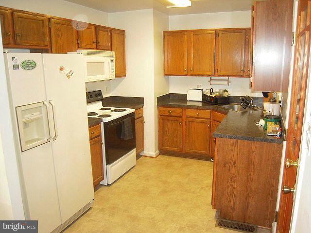 13725 Joyce Road Woodbridge, VA 22191 - Photo 3 of 24 Updated Kitchen