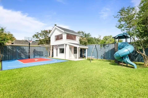 a view of a backyard with plants