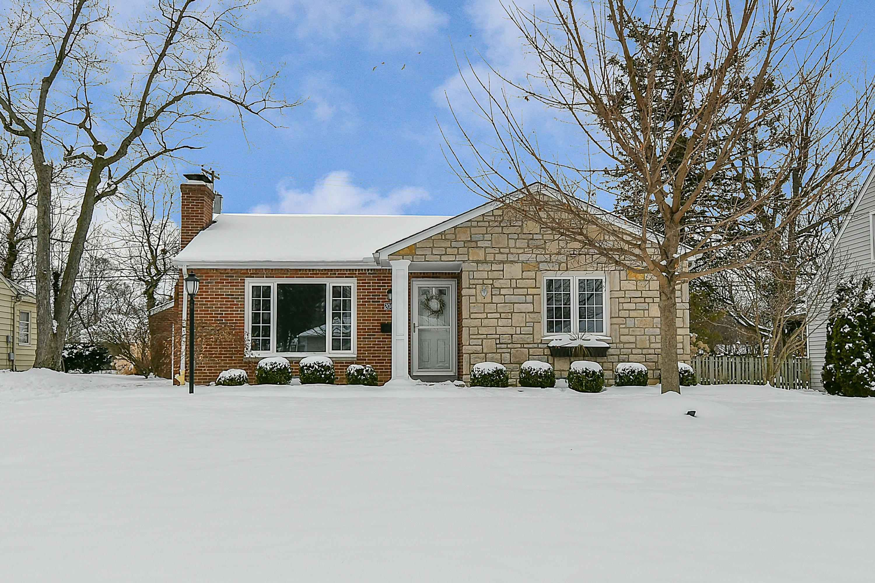 2087 Kentwell Road Columbus, OH 43221 - Photo 4 of 33
